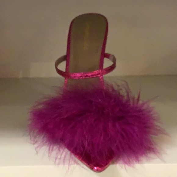 Fuchsia Strappy Gold Heel w/feathers - Picture 2 of 2